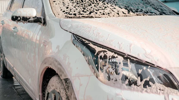 Aktif köpüklü beyaz çamaşır makinesi. Yakın plan.