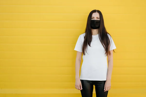 Woman Wearing Mask Due Air Pollution Virus Outbreak City Yellow — Stock Photo, Image