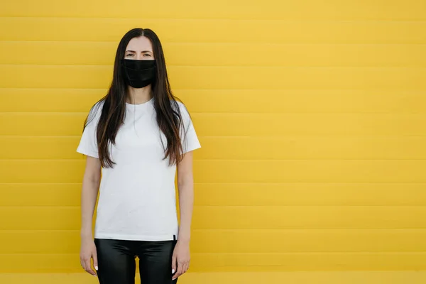 Woman Wearing Mask Due Air Pollution Virus Outbreak City Yellow — Stock Photo, Image