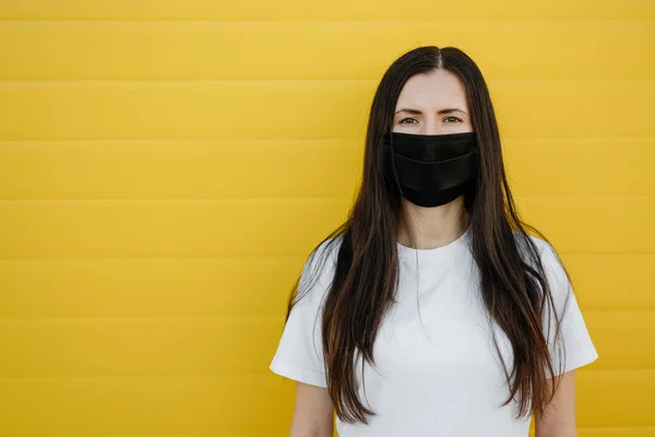 Woman Wearing Mask Due Air Pollution Virus Outbreak City Yellow — Stock Photo, Image