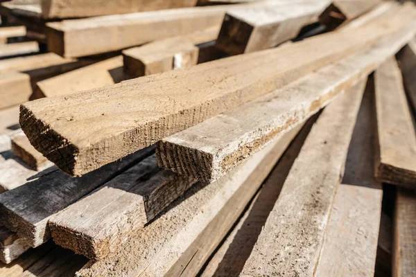 İnşaat alanında doğal tahta yığını. Marangozluk, inşaat ya da onarım için endüstriyel kereste çatı yapımı için kereste. Eski istiflenmiş kereste ya da kereste.