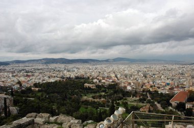 Atina kışın Akropolis kayasından görüldüğü gibi.