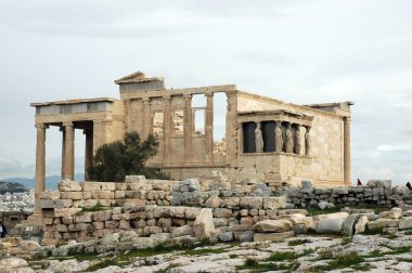 Atina / Yunanistan - 9 Ağustos 2019, The Erechtheion veya Erechtheum Akropolis 'in kuzey tarafında bulunan antik bir Yunan tapınağıdır. Athena Tapınağı.