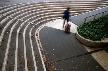 Tramvay bagajı olan bulanık bir kadın.