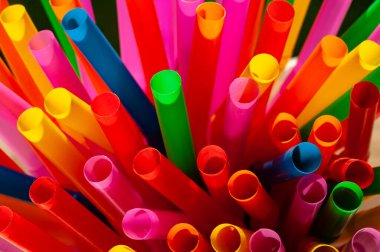 Plaj barında güneş ışığında renkli kokteyl pipetleri