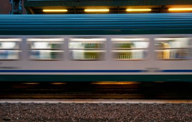 Tren istasyonunda hızlı bir araba var.