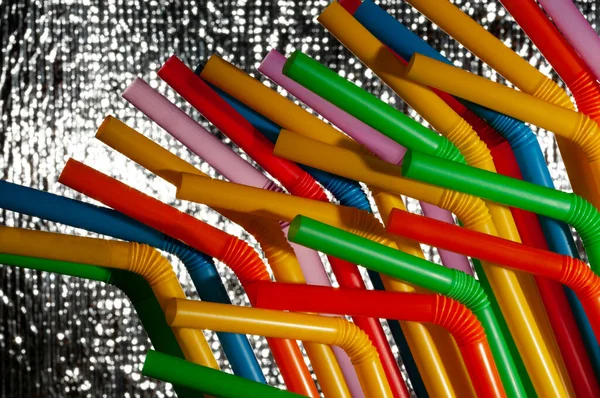 Plaj barında kokteyl pipetleri düzenleniyor.