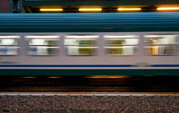 Tren istasyonunda hızlı bir araba var.
