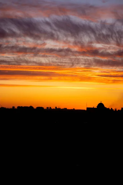 Захід сонця в місті, вид з високого поверху. — стокове фото