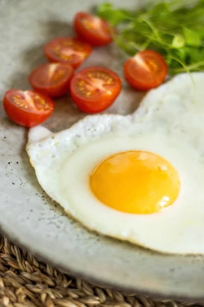 早餐在家吃鸡蛋和沙拉 — 图库照片