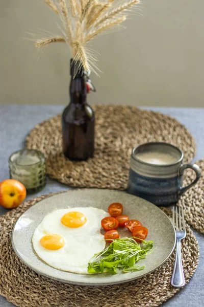 Œufs frits avec salade et café pour le petit déjeuner. Table dressée pour un repas. — Photo