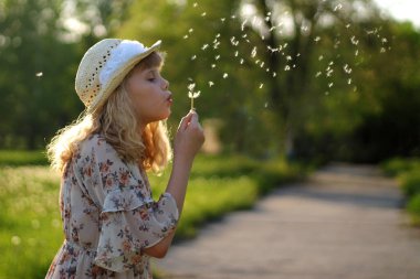 Şapkalı güzel kız parkta oynarken eğleniyor.