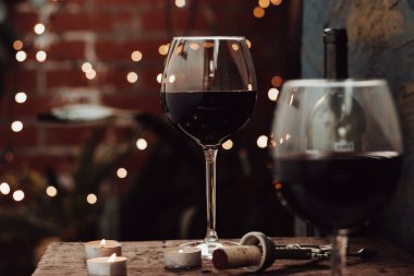  Kırmızı şarap ve mumlarla balkonda buluşacağız.