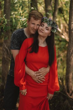  Birbirine aşık bir çift ormanda yürürken sarılıyor.