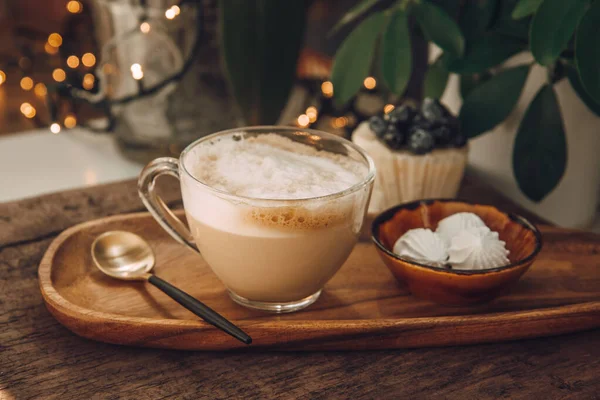 Kaffee mit Milch, Baiser und Kuchen auf einem Holztisch in einem Café — Stockfoto