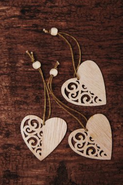 Koyu arkaplanda tahtadan yapılmış kolyeler. Dikey fotoğraf