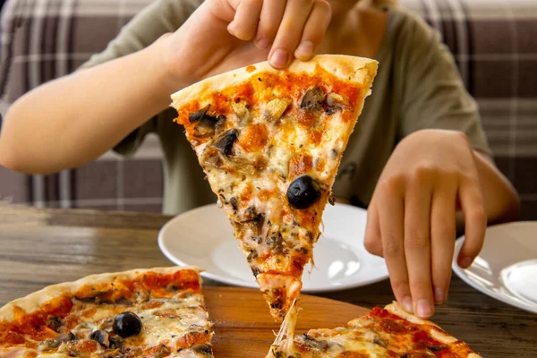 Un pezzo di pizza calda italiana in un ristorante — Foto Stock