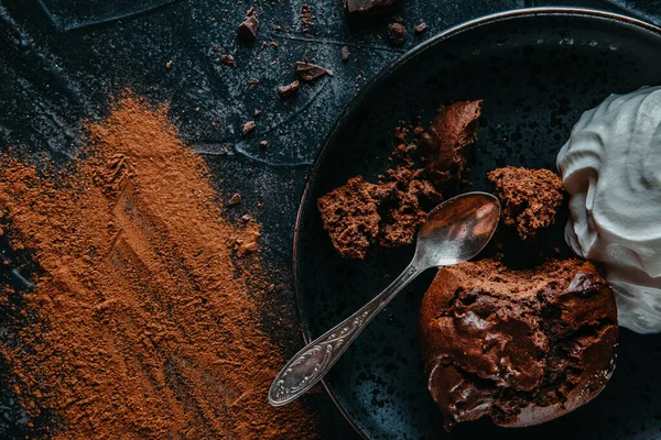 Смачний шоколадний бордель зі збитими вершками на тарілці — стокове фото