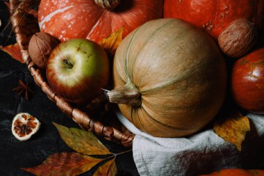  Sonbahar hasadı olan sepet - balkabağı ve elma