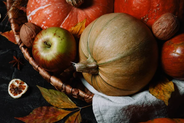  Sonbahar hasadı olan sepet - balkabağı ve elma