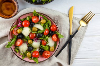 Kavunlu salata, domates ve tabakta zeytin.