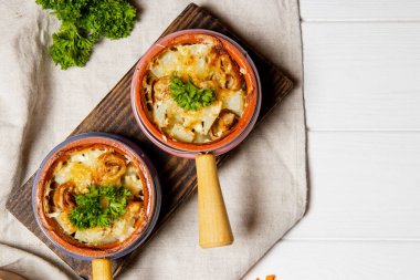  Beyaz ahşap arka planda iki porsiyon ev yapımı jülyen. Yüksek kalite fotoğraf