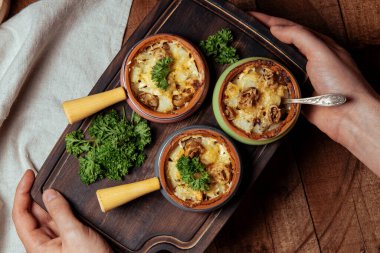  Ellerinde üç porsiyon ev yapımı jülyen tabağı var. Yüksek kalite fotoğraf