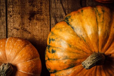 Ahşap bir arka planda iki sonbahar balkabağı, üst manzara, yazı için boş alan. Yüksek kalite fotoğraf