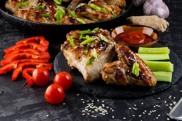  Pırasalı, salatalıklı, domatesli ve soslu susamlı teriyaki kanatları. Yüksek kalite fotoğraf