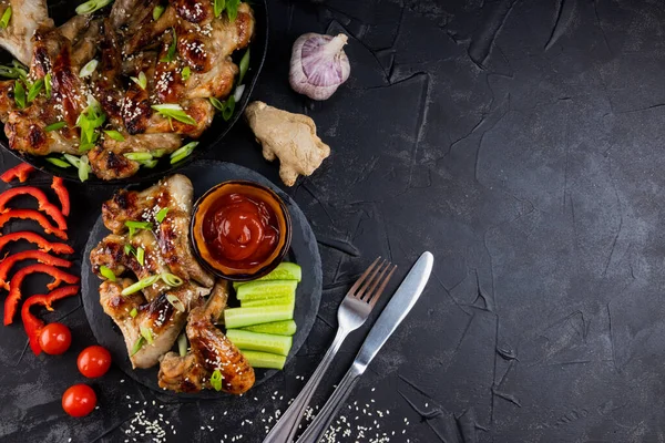  Pırasalı, salatalıklı, domatesli ve soslu teriyaki kanatları, yazı için boş yer. Yüksek kalite fotoğraf