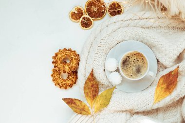Beyaz arka planda kremalı ve kurabiyeli bir fincan kahve. Bedava metin alanı olan sonbahar konsepti. Yüksek kalite fotoğraf