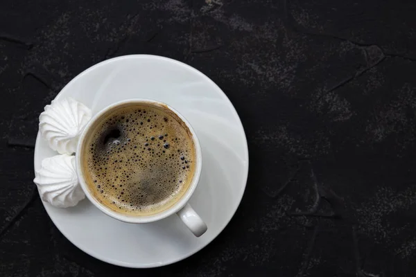 Minimalistische Weiße Tasse Kaffee Auf Schwarzem Hintergrund Draufsicht Hochwertiges Foto — Stockfoto