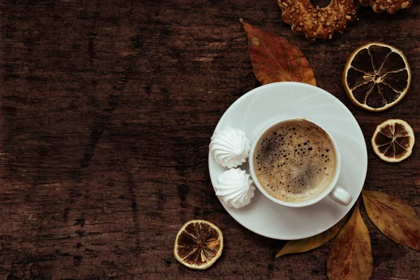 Cangkir Kopi Kue Dan Daun Musim Gugur Latar Belakang Kayu — Stok Foto