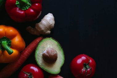  Siyah arka planda çok farklı taze sebzeler, üst manzara, yazı için boş alan. Yüksek kalite fotoğraf