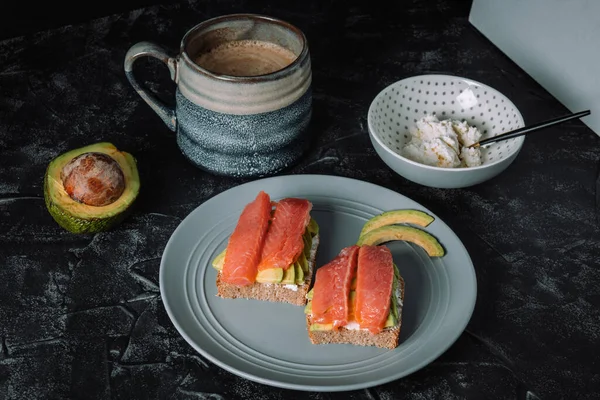 Sarapan Atas Meja Kopi Roti Lapis Dengan Alpukat Dan Salmon — Stok Foto