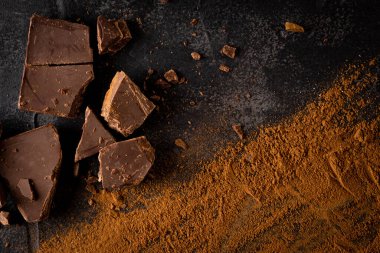  Çikolata parçaları ve serpiştirilmiş kakao. Yemek arkaplanı. Yüksek kalite fotoğraf