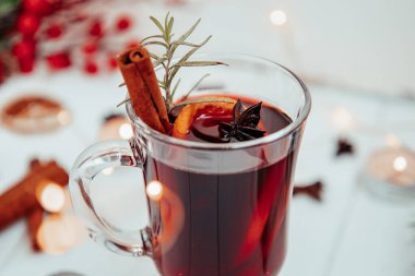  Beyaz bir tabakta biberiyeli sıcak şarap bardağı. Yüksek kalite fotoğraf