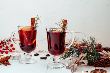  Yeni yıl atmosferinde beyaz bir tabakta biberiyeli sıcak ev yapımı şarap. Fotokopi alanı olan güzel bir arka plan. Yüksek kalite fotoğraf