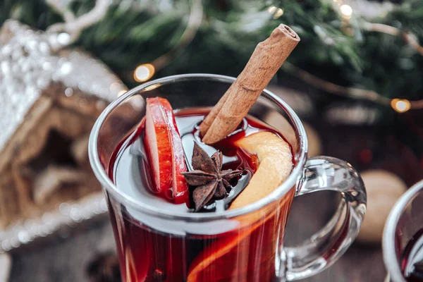  Bir bardak portakal, elma ve baharatlı sıcak şarap. Isınan yılbaşı içkisi, yakından. Yüksek kalite fotoğraf