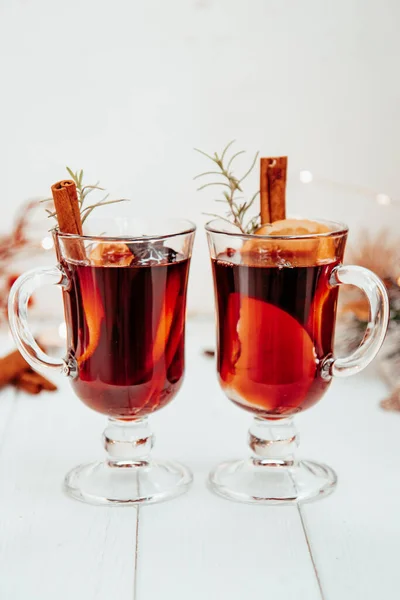 Twee Glazen Warme Glühwein Met Rozemarijn Een Wit Bord Een — Stockfoto