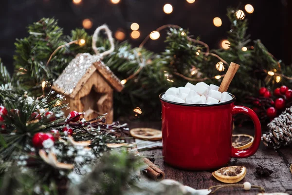  Yılbaşı süslemeleri arasında bir kupa kremalı ve tarçınlı sıcak içecek. Güzel bir Noel arkaplanı. Yüksek kalite fotoğraf