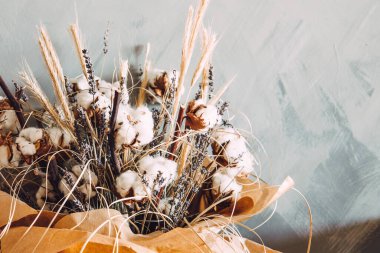 Bir buket kurutulmuş çiçek, pamuk, dikenler ve lavanta. Yüksek kalite fotoğraf