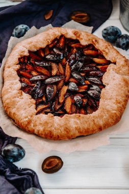 Beyaz bir masada erikli ev yapımı tatlı turta, dikey fotoğraf. Yüksek kalite fotoğraf