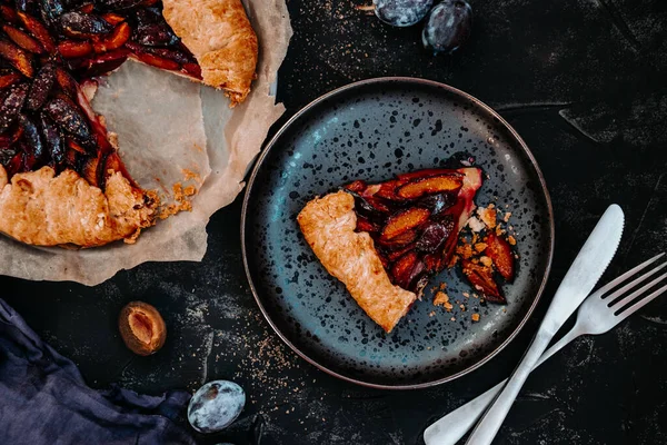 Шматок Домашнього Сливового Пирога Чорній Тарілці Простий Десерт Фруктами Високоякісна — стокове фото