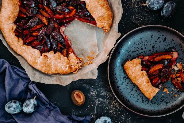 Ev yapımı erikli turta ve tabakta kesim, üst manzara. Yüksek kalite fotoğraf