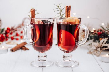 Yeni yıl ışıklarıyla çevrili masada iki bardak sıcak şarap. Şenlik havası. Yüksek kalite fotoğraf