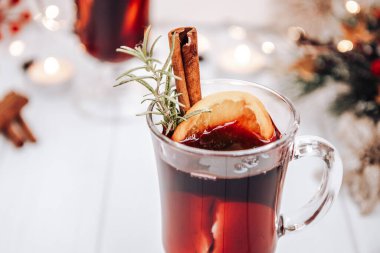 Yeni yıl ışıklarıyla çevrili bir bardak sıcak şarap. Şenlik havası, sıcak şarap, yakın çekim. Yüksek kalite fotoğraf