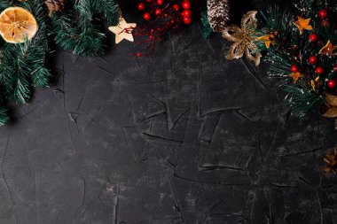  Siyah arkaplan, Noel süslemeleri ve yazı için boş alan. Yeni yıl teması için mesaj yok. Yüksek kalite fotoğraf