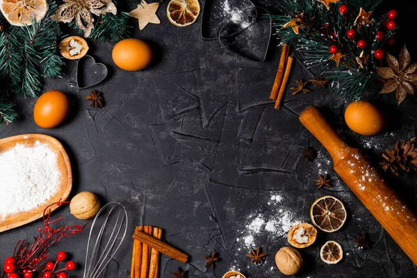  Siyah zemin üzerinde yeni yıl kurabiyeleri pişirmek için gerekli malzemeler, üst görünüm, kopyalama alanı. Yüksek kalite fotoğraf