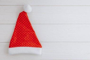Beyaz ahşap arka planda Noel Baba şapkası. Noel afişi boş. Yüksek kalite fotoğraf